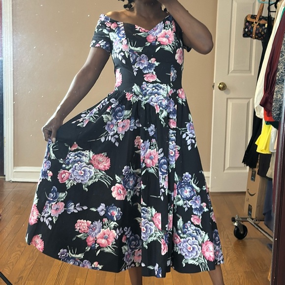 Vintage Floral Dress - Picture 2 of 16